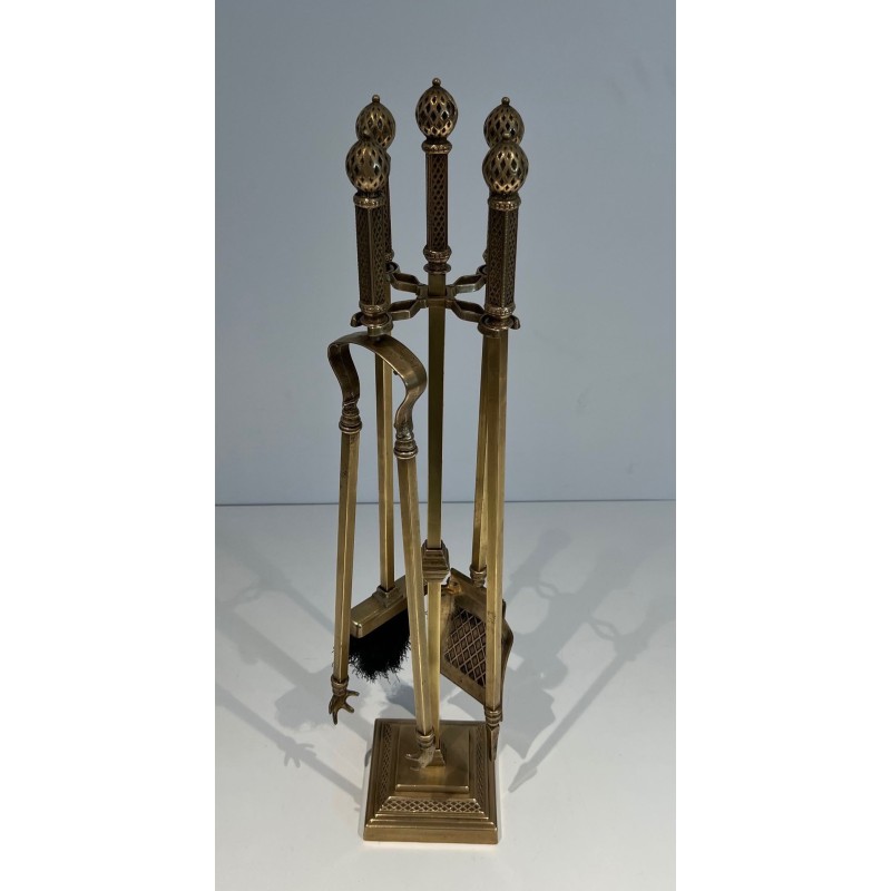 Nécessaire de Feu de Style Néoclassique en Bronze et Laiton Finement Ciselé à Boules Ajoureés. France. Vers 1930.