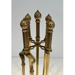 Nécessaire de Feu de Style Néoclassique en Bronze et Laiton Finement Ciselé à Boules Ajoureés. France. Vers 1930.