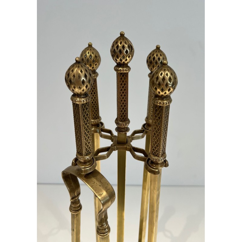 Nécessaire de Feu de Style Néoclassique en Bronze et Laiton Finement Ciselé à Boules Ajoureés. France. Vers 1930.