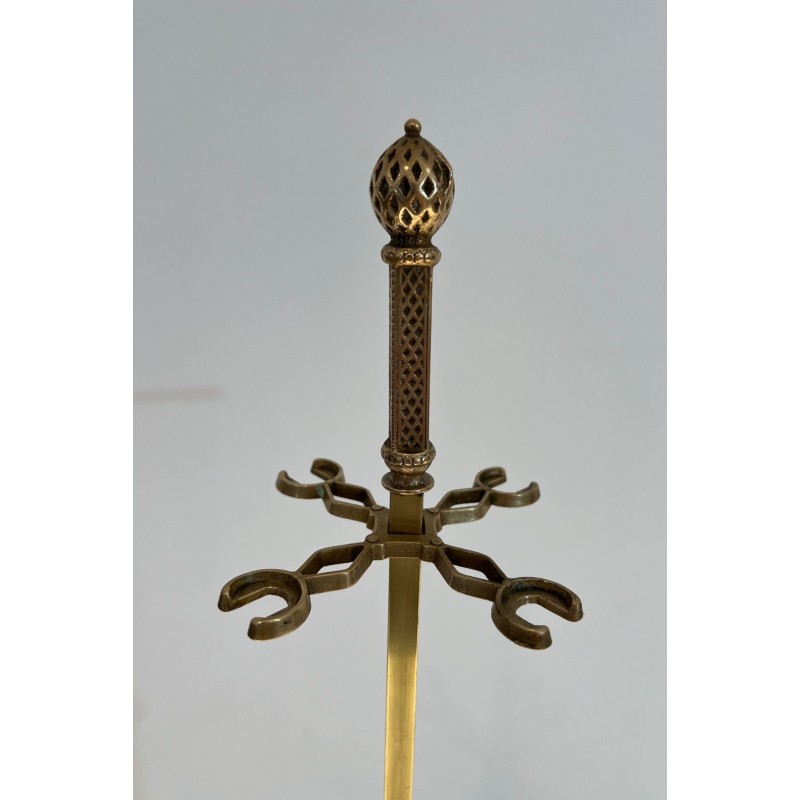 Nécessaire de Feu de Style Néoclassique en Bronze et Laiton Finement Ciselé à Boules Ajoureés. France. Vers 1930.