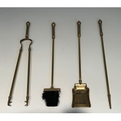 Nécessaire de Feu de Style Néoclassique en Bronze et Laiton Finement Ciselé à Boules Ajoureés. France. Vers 1930.