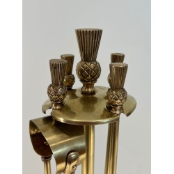 Nécessaire de Feu de Style Néoclassique en Laiton Modèle Ananas, dans le Goût de la Maison Jansen. France. Vers 1970.