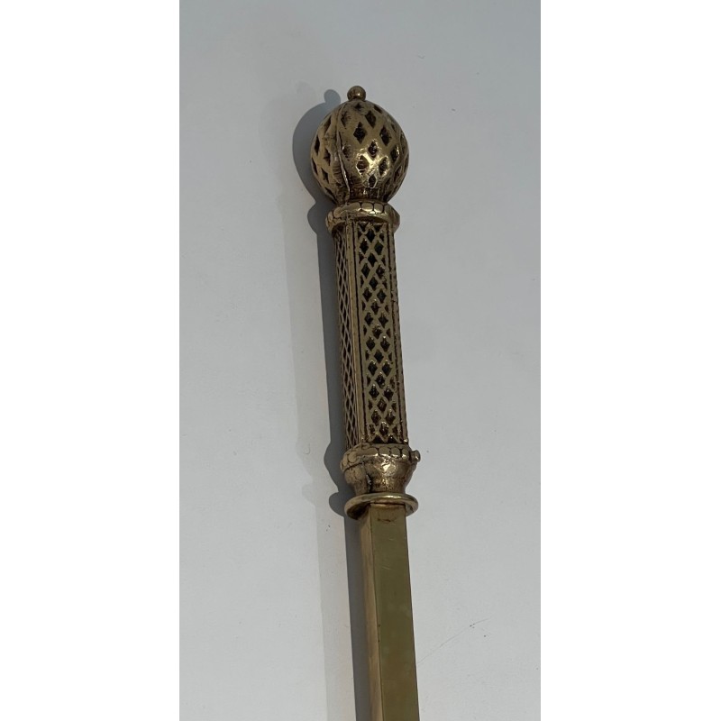 Nécessaire de Feu de Style Néoclassique en Bronze et Laiton Finement Ciselé à Boules Ajoureés. France. Vers 1930.