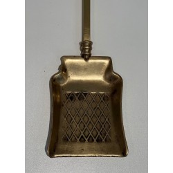 Nécessaire de Feu de Style Néoclassique en Bronze et Laiton Finement Ciselé à Boules Ajoureés. France. Vers 1930.