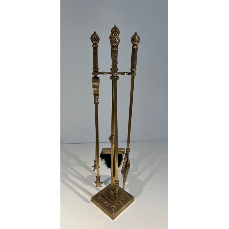 Nécessaire de Feu de Style Néoclassique en Bronze et Laiton Finement Ciselé à Boules Ajoureés. France. Vers 1930.