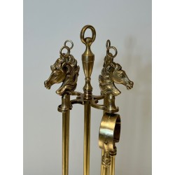 Nécessaire de Feu de Style Néoclassique en Laiton à Têtes de Cheval, dans le Goût de la Maison Jansen. France. Vers 1950.