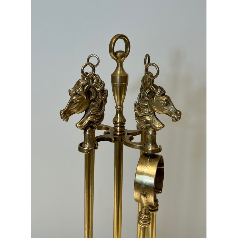 Nécessaire de Feu de Style Néoclassique en Laiton à Têtes de Cheval, dans le Goût de la Maison Jansen. France. Vers 1950.