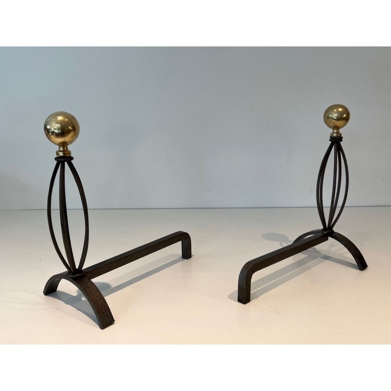 Paire de Chenets Modernistes en Fer Forgé et Laiton à Finiales en Boule et Montants en Cage Ovale. France. Vers 1970.