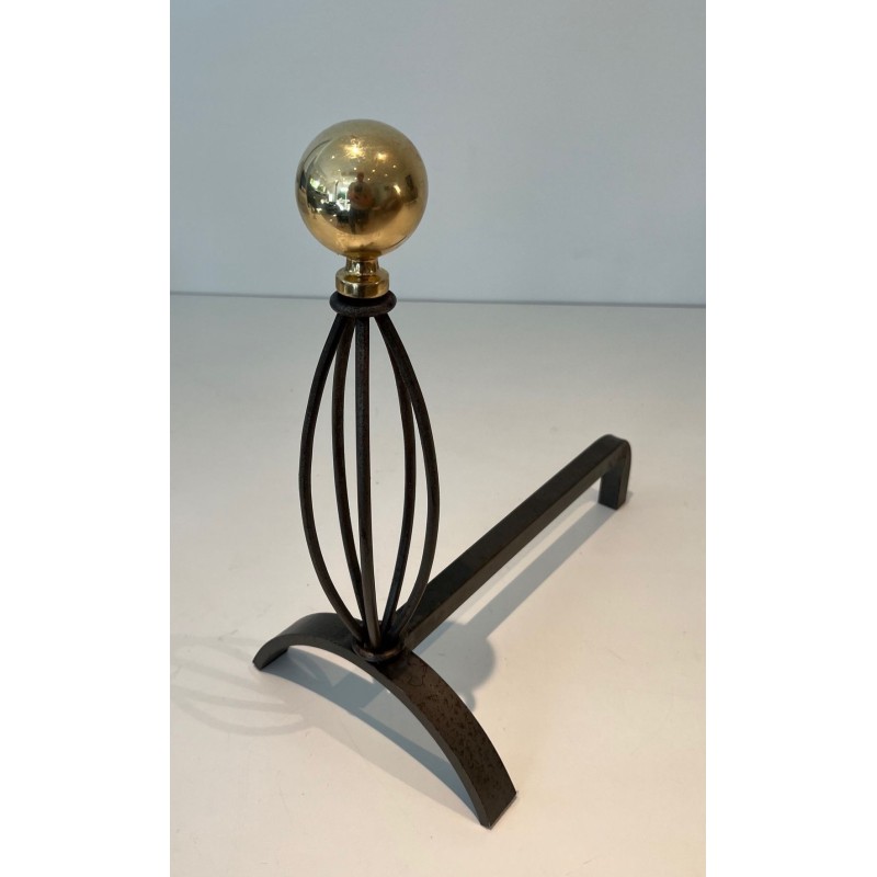 Paire de Chenets Modernistes en Fer Forgé et Laiton à Finiales en Boule et Montants en Cage Ovale. France. Vers 1970.