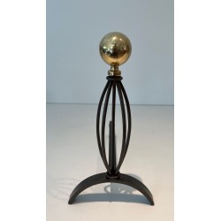 Paire de Chenets Modernistes en Fer Forgé et Laiton à Finiales en Boule et Montants en Cage Ovale. France. Vers 1970.