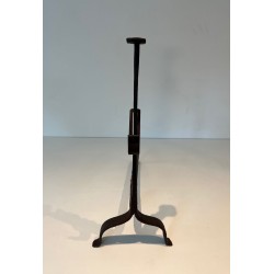 Paire de Chenets en Fer Forgé à Montants à Crémaillère et Pieds Trépied. France. Vers 1900.