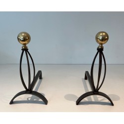 Paire de Chenets Modernistes en Fer Forgé et Laiton à Finiales en Boule et Montants en Cage Ovale. France. Vers 1970.