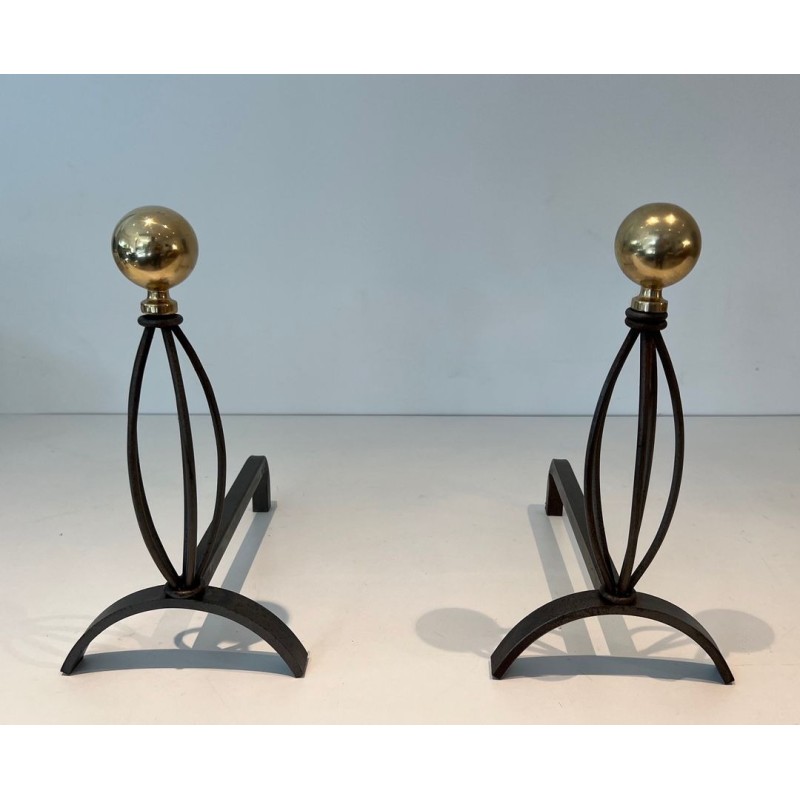 Paire de Chenets Modernistes en Fer Forgé et Laiton à Finiales en Boule et Montants en Cage Ovale. France. Vers 1970.