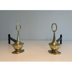 Paire de Chenets en Bronze Néoclassiques en Forme de Lampes Antiques à Anneaux Ovales. Angleterre. Vers 1960.