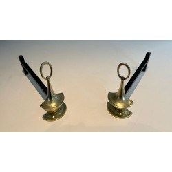 Paire de Chenets en Bronze Néoclassiques en Forme de Lampes Antiques à Anneaux Ovales. Angleterre. Vers 1960.