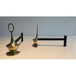 Paire de Chenets en Bronze Néoclassiques en Forme de Lampes Antiques à Anneaux Ovales. Angleterre. Vers 1960.