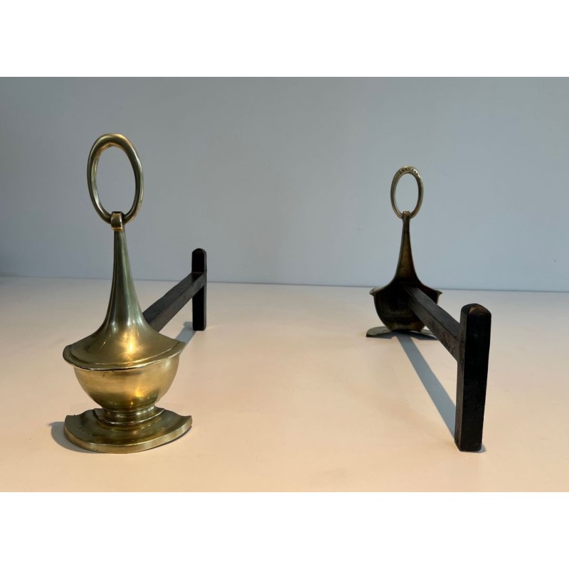 Paire de Chenets en Bronze Néoclassiques en Forme de Lampes Antiques à Anneaux Ovales. Angleterre. Vers 1960.