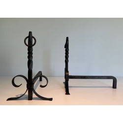 Paire de Chenets Néoclassiques en Fer Forgé à Colonnes Torsadées, Finiales en Anneau et Pieds en Volutes. France. Vers 1920.