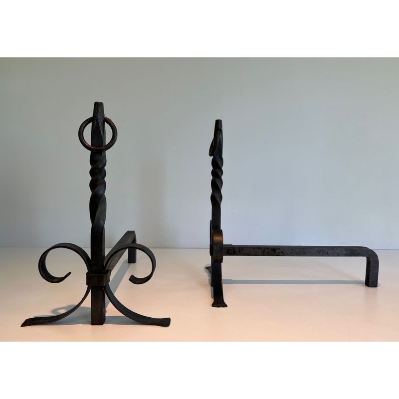 Paire de Chenets Néoclassiques en Fer Forgé à Colonnes Torsadées, Finiales en Anneau et Pieds en Volutes. France. Vers 1920.