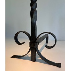 Paire de Chenets Néoclassiques en Fer Forgé à Colonnes Torsadées, Finiales en Anneau et Pieds en Volutes. France. Vers 1920.