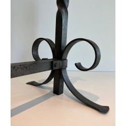 Paire de Chenets Néoclassiques en Fer Forgé à Colonnes Torsadées, Finiales en Anneau et Pieds en Volutes. France. Vers 1920.