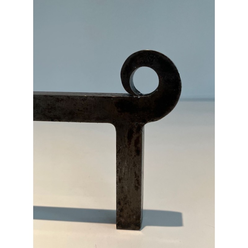 Paire de Chenets Modernistes à Grands Anneaux de Laiton et Barres Porte-Bûches Chromées en Fer à Cheval. France. Vers 1970.