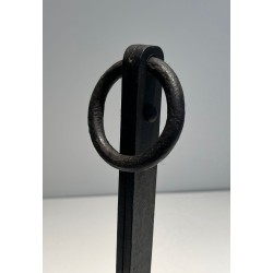 Paire de Chenets Modernistes en Fer Forgé à Finiales en Anneau et Pieds Trépied Évasés. France. Vers 1940.