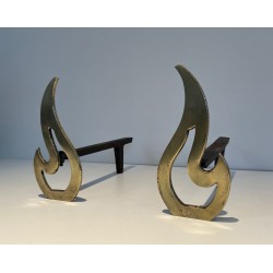 Paire de Chenets en Laiton à Montants en Flamme Sculpturale. France. Vers 1920.