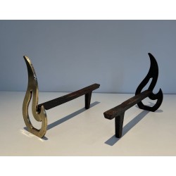 Paire de Chenets en Laiton à Montants en Flamme Sculpturale. France. Vers 1920.