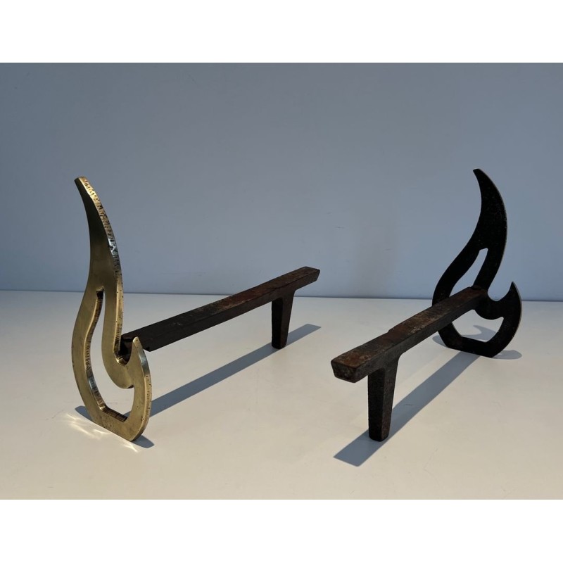 Paire de Chenets en Laiton à Montants en Flamme Sculpturale. France. Vers 1920.