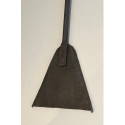 Nécessaire de Feu Moderniste en Fer Forgé à Têtes de Cerfs Stylisées. France. Vers 1940.
