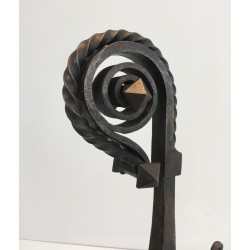 Monumentale Paire de Chenets en Fer Forgé à Finials en Colimaçon et Bras pour Broche. France. Vers 1900.