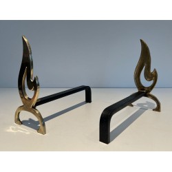 Paire de Chenets en Laiton à Flammes Découpées. France. Vers 1920.