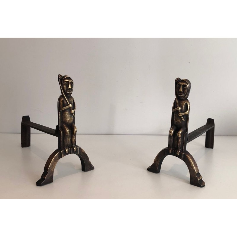 Paire de Chenets en Bronze à Figures de Chamanes Assis, Monogrammés Anton Prinner. France. Vers 1930.