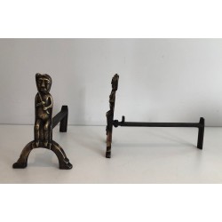 Paire de Chenets en Bronze à Figures de Chamanes Assis, Monogrammés Anton Prinner. France. Vers 1930.