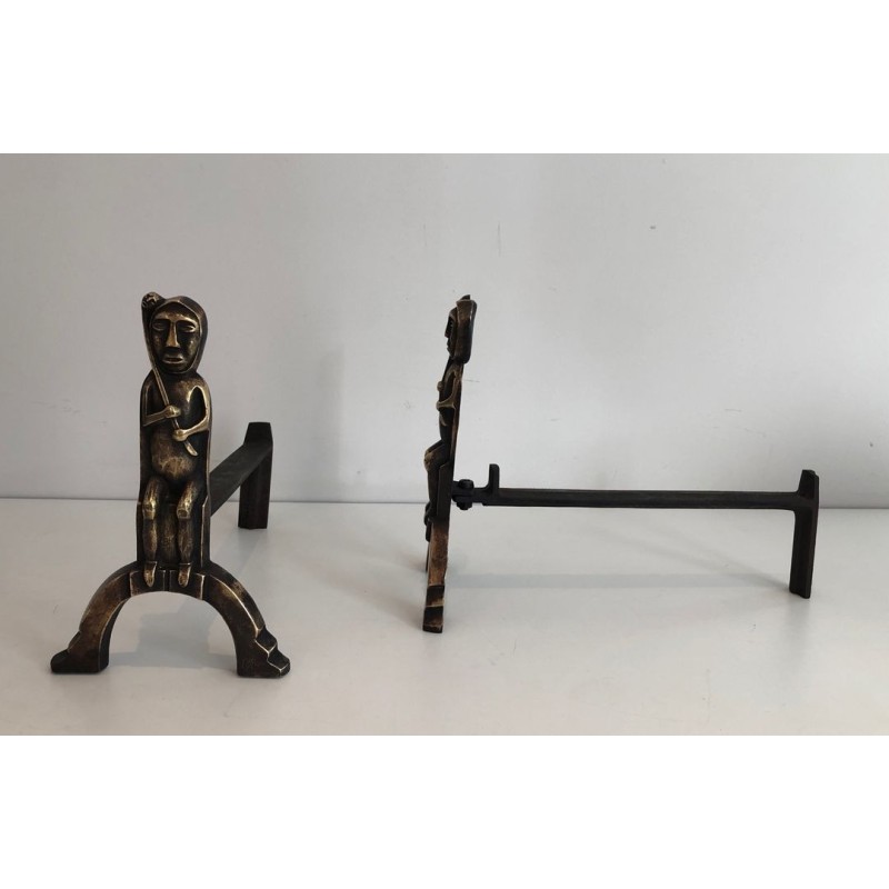 Paire de Chenets en Bronze à Figures de Chamanes Assis, Monogrammés Anton Prinner. France. Vers 1930.
