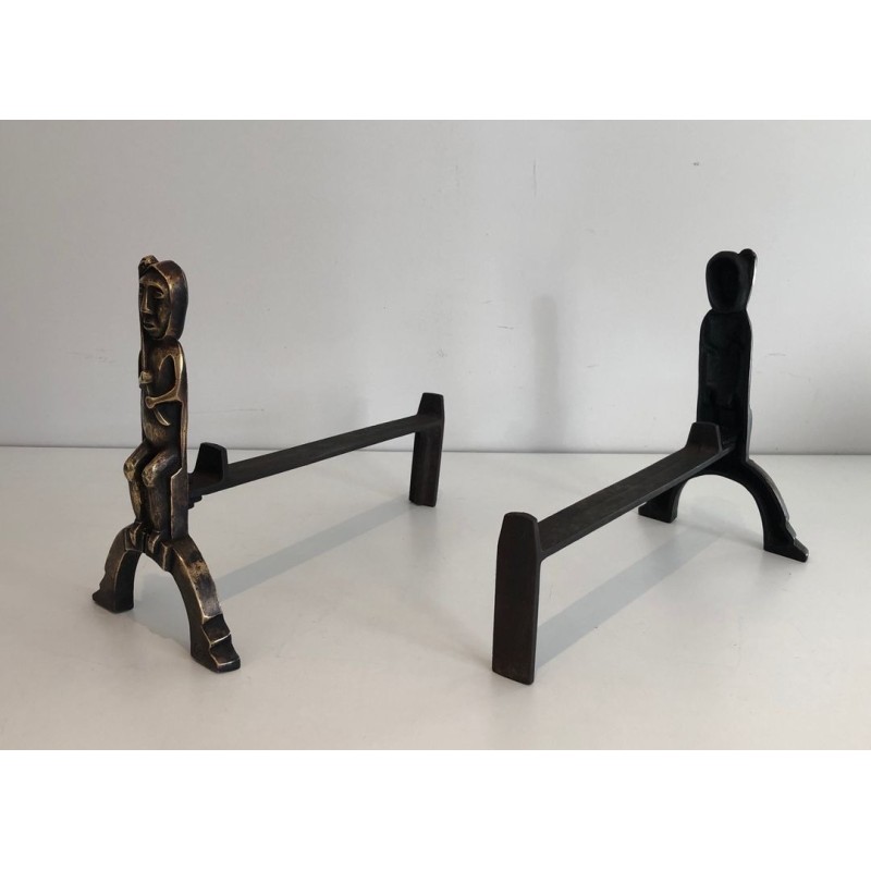 Paire de Chenets en Bronze à Figures de Chamanes Assis, Monogrammés Anton Prinner. France. Vers 1930.