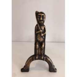 Paire de Chenets en Bronze à Figures de Chamanes Assis, Monogrammés Anton Prinner. France. Vers 1930.