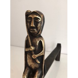 Paire de Chenets en Bronze à Figures de Chamanes Assis, Monogrammés Anton Prinner. France. Vers 1930.