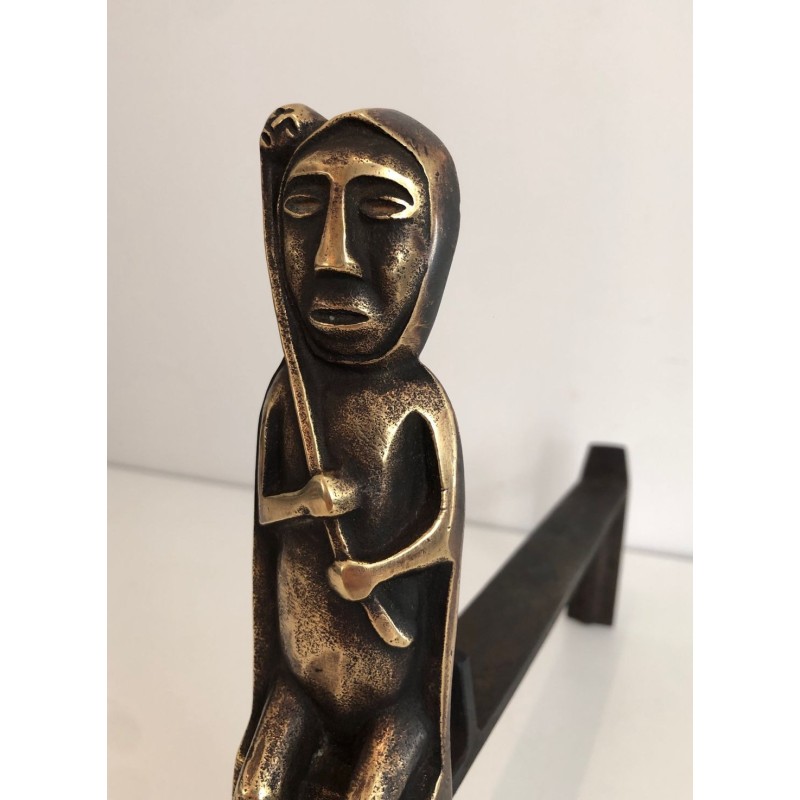 Paire de Chenets en Bronze à Figures de Chamanes Assis, Monogrammés Anton Prinner. France. Vers 1930.