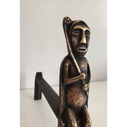 Paire de Chenets en Bronze à Figures de Chamanes Assis, Monogrammés Anton Prinner. France. Vers 1930.