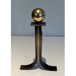 Paire de Chenets Modernistes en Acier et Laiton à Boulets dans le Goût de Jacques Adnet. France. Vers 1940.