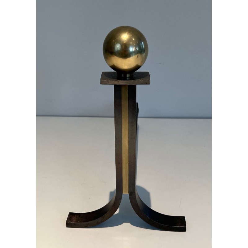 Paire de Chenets Modernistes en Acier et Laiton à Boulets dans le Goût de Jacques Adnet. France. Vers 1940.