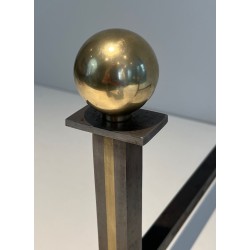 Paire de Chenets Modernistes en Acier et Laiton à Boulets dans le Goût de Jacques Adnet. France. Vers 1940.