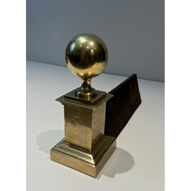 Importante Paire de Chenets Néoclassiques en Laiton à Boulets et Socles Carrés. France. Vers 1970.