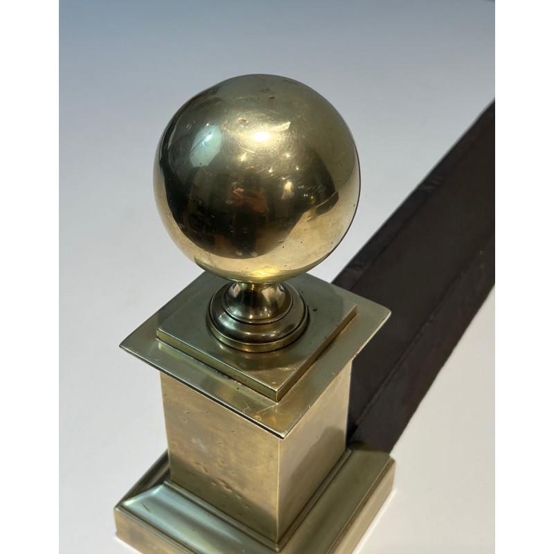 Importante Paire de Chenets Néoclassiques en Laiton à Boulets et Socles Carrés. France. Vers 1970.