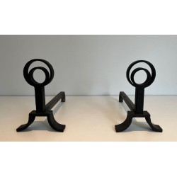 Paire de Chenets Modernistes en Fonte et Fer Forgé à Anneaux dans le Goût de Jacques Adnet. France. Vers 1940.