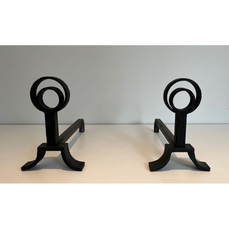 Paire de Chenets Modernistes en Fonte et Fer Forgé à Anneaux dans le Goût de Jacques Adnet. France. Vers 1940.