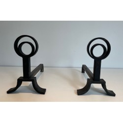 Paire de Chenets Modernistes en Fonte et Fer Forgé à Anneaux dans le Goût de Jacques Adnet. France. Vers 1940.