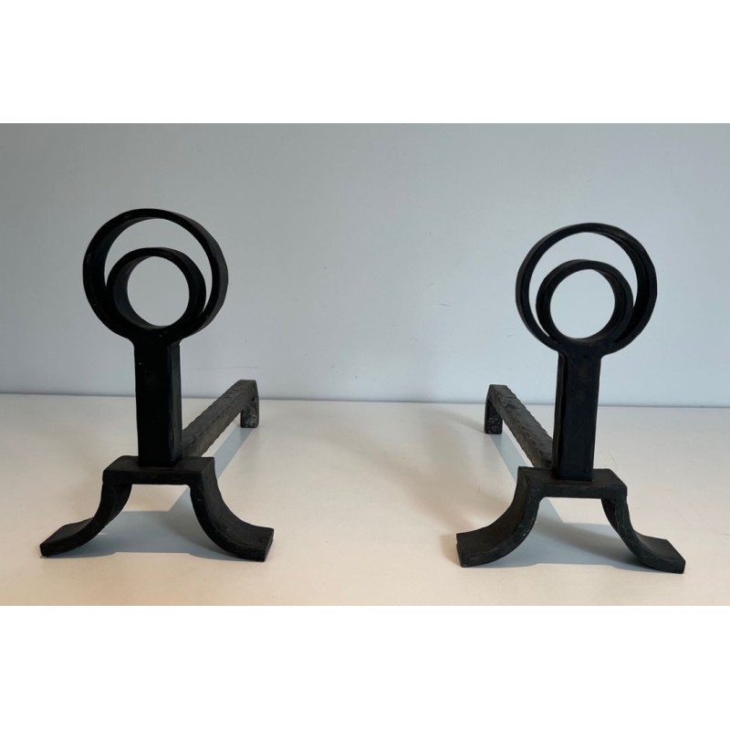 Paire de Chenets Modernistes en Fonte et Fer Forgé à Anneaux dans le Goût de Jacques Adnet. France. Vers 1940.
